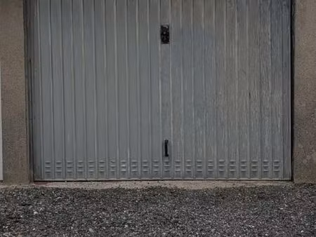 garage 15 m² – fermé et sécurisé (accepte monospace/suv)