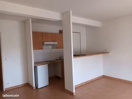 t1 bis avec terrasse et parking