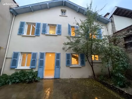 maison de ville a beaurepaire face à la mairie