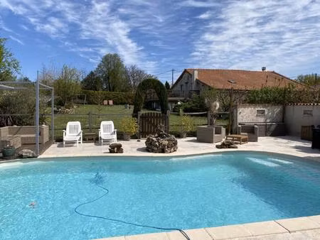 proche ribérac  spacieuse maison avec piscine sur 2899m². belles vues.