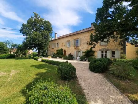 magnifique domaine entouré de ses 40 hectares à proximité de la bastide de monpazier
