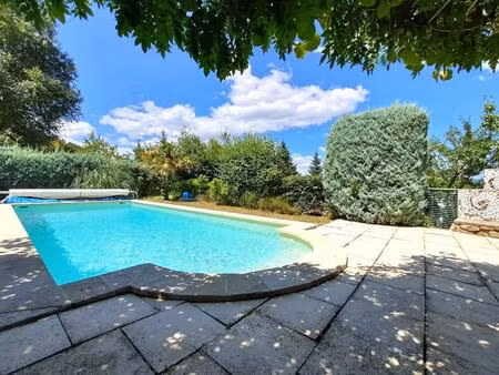 villa de plain-pied avec piscine et grand jardin arboré