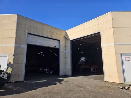 magazijn met kantoorunit te drongen