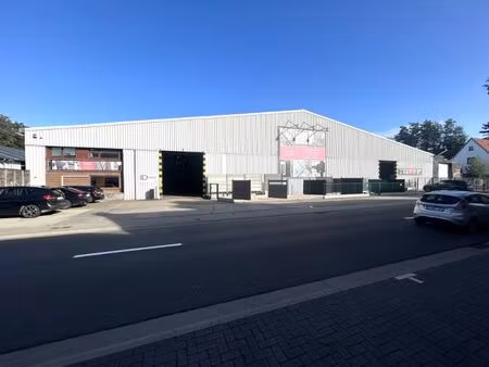 ruim industrieel magazijn van ca. 6.900 m² met parkeerfaciliteiten
