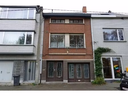 rustig gelegen  ruime woning met 4 slaapkamers en tuin.