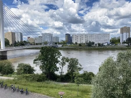 location local professionnel 612m²