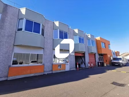 a louer  belle hauteur sous-plafond