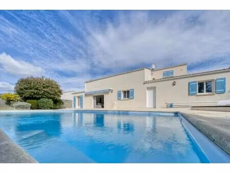 maison de 7 pièces de 180 m² située à longèves