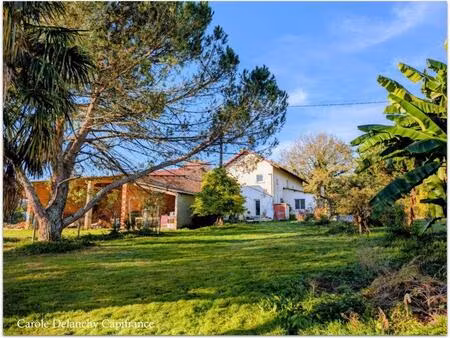 corps de ferme  200 m² habitables  400 m² de dépendances sur 1ha de terrain à mont disse..