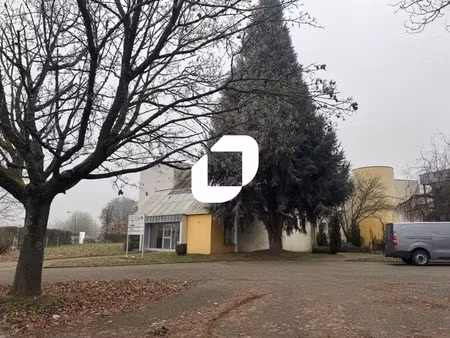 a vendre ou a louer  ideal pour des activites de services