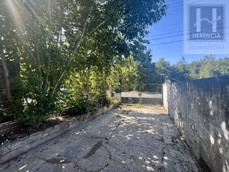 angoulême - maison de ville - deux chambres - une cour