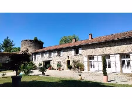 domaine historique du xve siècle  maisons d’amis  potentiel revenu  2.8 hectares