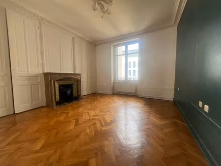 à louer : superbe t4 de 98m² au coeur des brotteaux  lyon 6ème. charme de l'ancien  3 cham