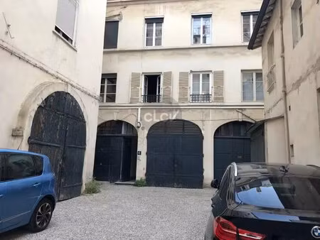 location t1 - lyon 2 - place bellecour