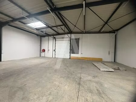 a louer :entrepôt de 892m² avec porte sectionnelle / accès plain-pied -de nombreux service