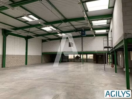 a louer - au sein du parc de l'esplanade  1700m² d'entrepôt avec 300m² de bureaux en r+1. 