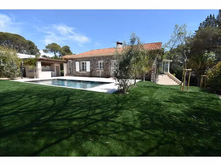 grande maison de carctere en pierres et proche de la mer.