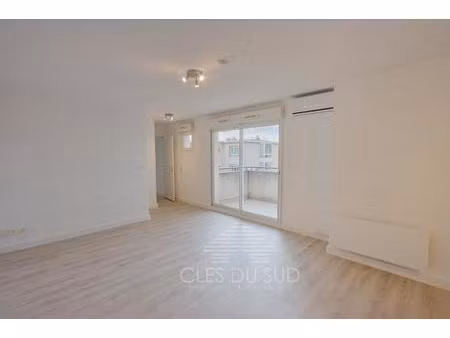 location appartement f2 rénové résidence la seyne entre le port et tamaris