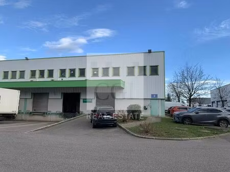 location commerce 1095 m² à genas (69740)