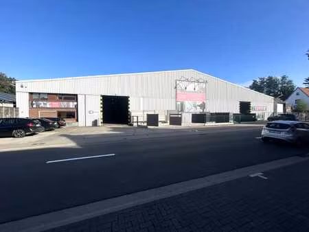 ruim industrieel magazijn van ca. 6.900 m² met parkeerfac...