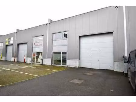 ruime opslagruimte in industrie-zone te ruiselede.