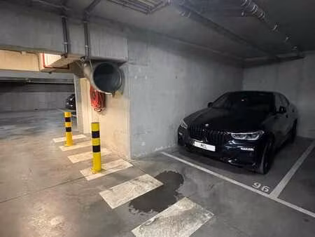 grand emplacement de parking intérieur