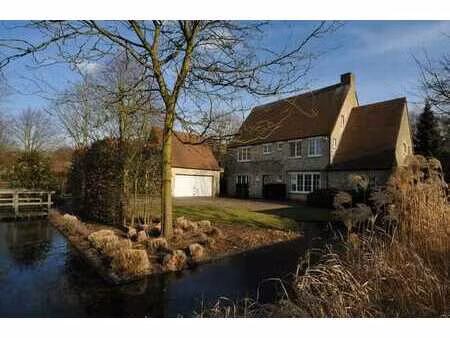 ruime 4-slaapkamer/3-badkamer woning met mooie aangelegde...