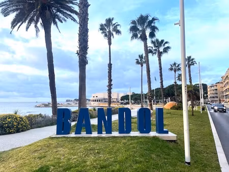 bandol studio 29m2  hyper centre  à 1min du port  refait à n