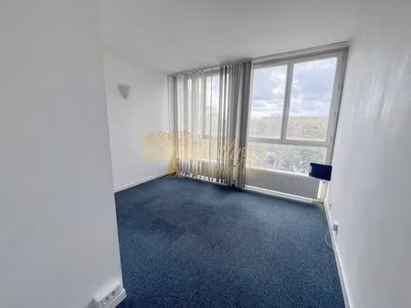 à 12 minutes à pied du rer a et à proximité des commerces et de toutes les commodités