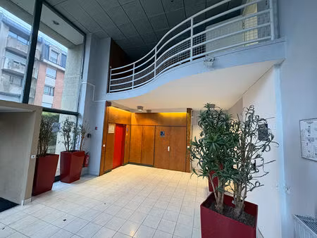 local commercial à vendre à cergy - 323.05 m²