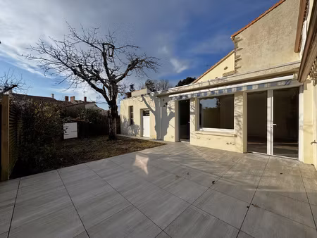 aizenay plein centre  maison de ville en pierres avec jardin