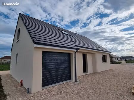 maison neuve à bourg-des-comptes