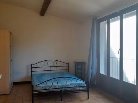 grande chambre meublée dans maison calme