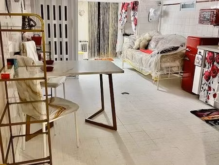 meuble d'été avec jardin terrasse piscine