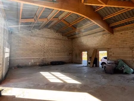 entrepôt 139m2 + stationnements