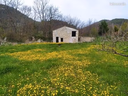 magnifique terrain non constructible de 5 700 m²  situé à deux pas de l'ouvèze  sur la com