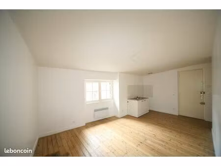 t2 non meublé place du palais