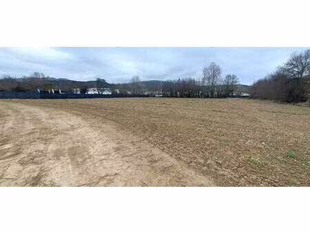 terrain à louer à simiane-collongue : 4 000 €/mois