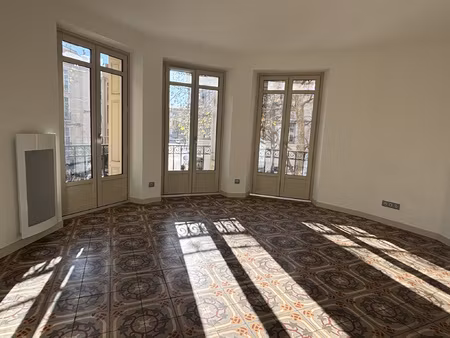 a louer - appartement 3 pièces de 84 m2 en plein centre-vill