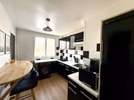 appartement 2 pièces avec balcon  cave proche rer  futur métro 16