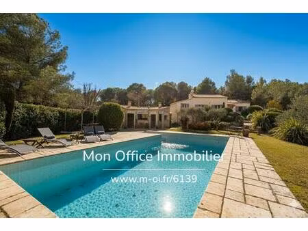 référence : 6139-jdo. - maison traditionnelle avec piscine sur terrain paysager de 5 129..