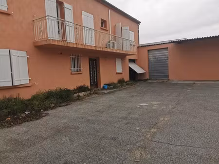 local professionnel 150 m2 avec cour privative goudronnée 40