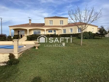 très belle propriété au calme avec terrain arboré