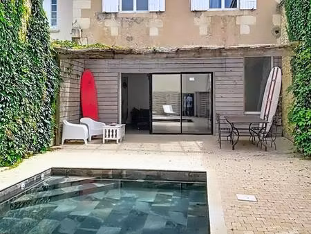 grande maison rénovée avec piscine en centre-ville