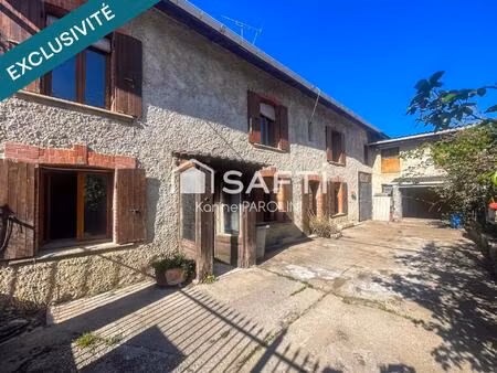 maison dauphinoise avec cour et dépendances.