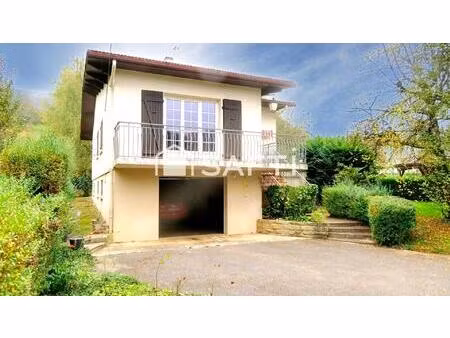 propriete traditionnelle édifiée sur vaste terrain