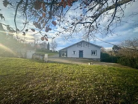 maison de construction de 2002 d'environ 175m² avec véranda et garage sur un terrain de pr