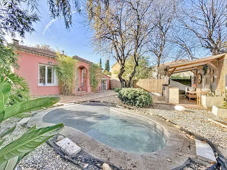 plain-pied avec piscine : une maison pleine de charme au cap-brun