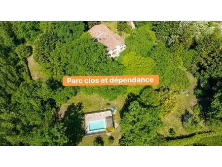 grande villa avec terrain clos   dépendance et piscine