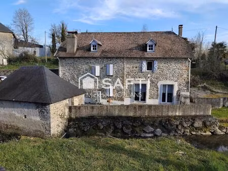 maison béarnaise  184m2  8 pièces  4 chambres  potentiel pour en faire 2 logements.